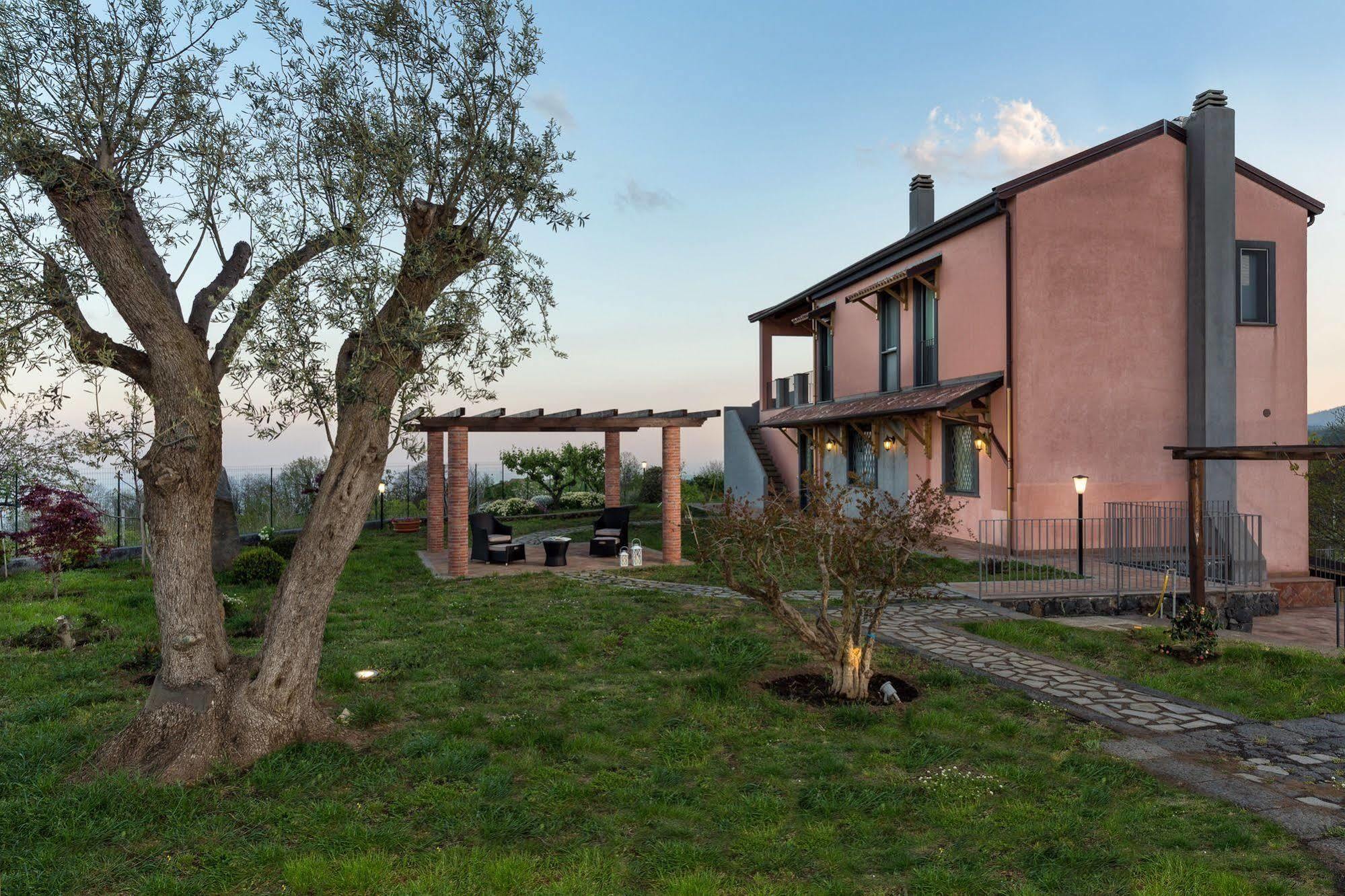 Nake Residenza Artistica Villa SantʼAlfio Exteriör bild