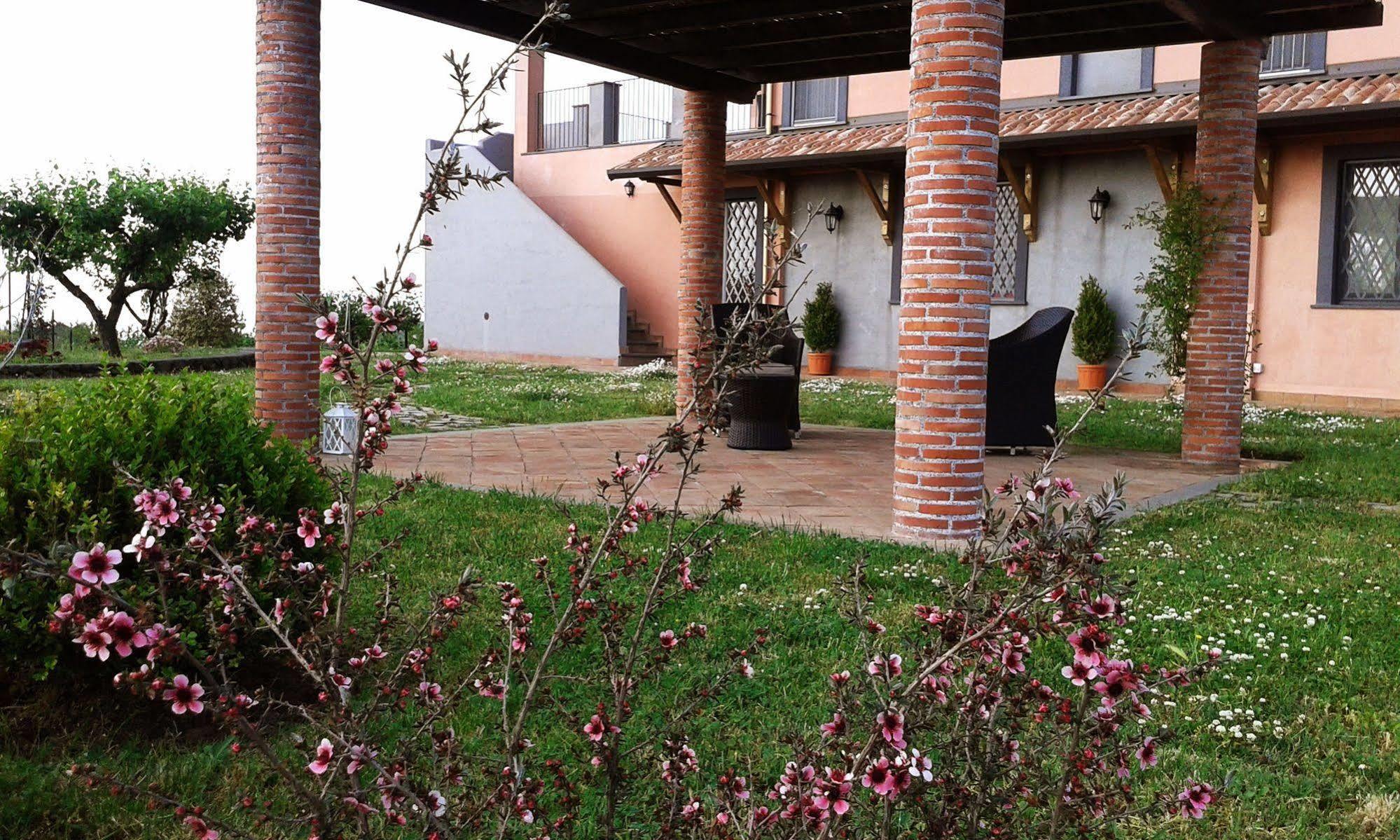 Nake Residenza Artistica Villa SantʼAlfio Exteriör bild